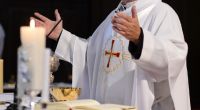 Nachdem ein Priester in Louisiana eine Sexorgie auf seinem Altar gefeiert hat, veranlasste der Erzbischof, den Altar verbrennen zu lassen.
