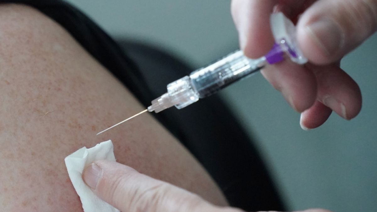 Erste Impfungen gegen das Coronavirus könnten Bundesgesundheitsminister Jens Spahn zufolge bereits Anfang 2021 angeboten werden (Symbolbild). (Foto)