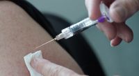 Erste Impfungen gegen das Coronavirus könnten Bundesgesundheitsminister Jens Spahn zufolge bereits Anfang 2021 angeboten werden (Symbolbild).