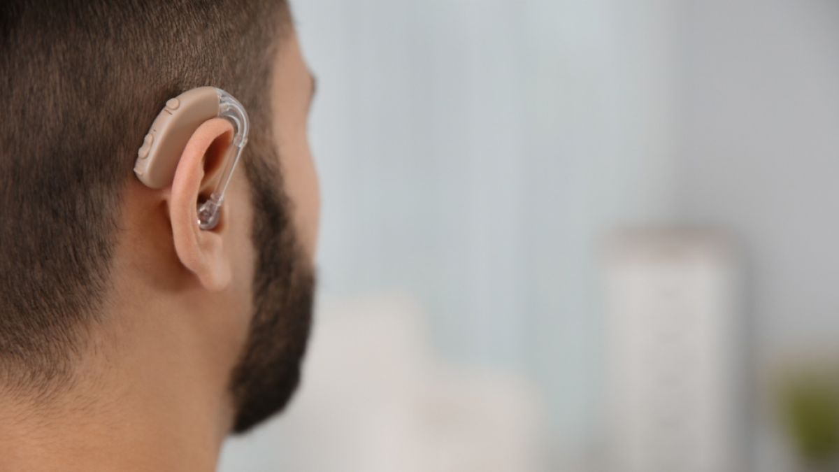 Ein Mann (45) hat durch Covid-19 sein Gehör verloren. Ärzte rufen dazu auf, sich bei Hörbeschwerden in Zusammenhang mit Corona unverzüglich in medizinische Behandlung zu begeben. (Foto)