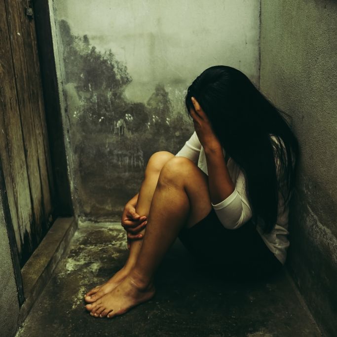 Mädchen (17) entführt und 22 Tage lang von Männer-Horde missbraucht