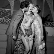 Rhonda Fleming (Mitte) ist mit 97 Jahren gestorben. Rhonda Fleming (Mitte) ist mit 97 Jahren gestorben.