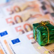 Politiker fordern jetzt Weihnachtsgeld früher auszuzahlen. Politiker fordern jetzt Weihnachtsgeld früher auszuzahlen.