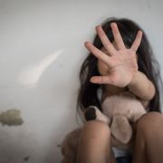 In den USA hat ein Mann ein Mädchen jahrelang als seine Sex-Sklavin gehalten. In den USA hat ein Mann ein Mädchen jahrelang als seine Sex-Sklavin gehalten.