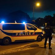 Unweit von Paris ist ein 47 Jahre alter Geschichtslehrer auf offener Straße enthauptet worden. Unweit von Paris ist ein 47 Jahre alter Geschichtslehrer auf offener Straße enthauptet worden.