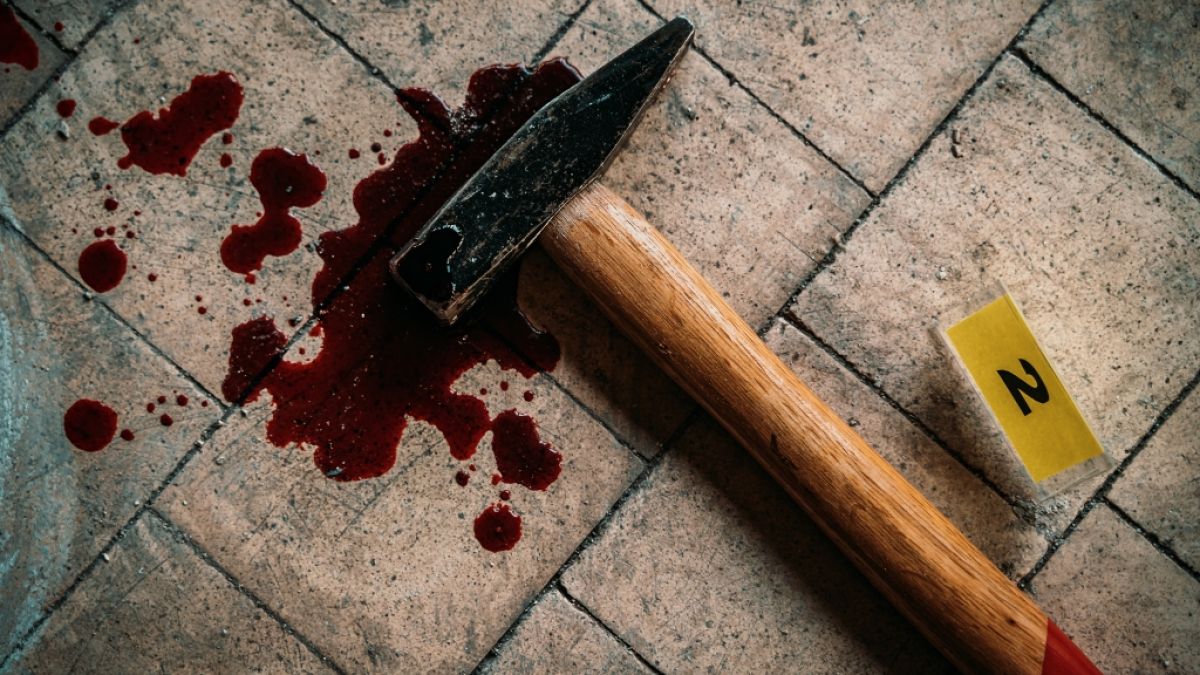 Eine junge Mutter hat in Russland ihre dreijährige Tochter mit einem Hammer erschlagen (Symbolbild). (Foto)