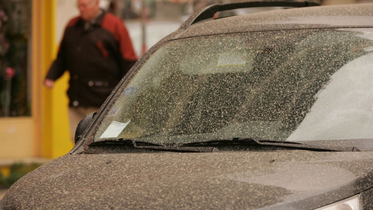 Wenn sich Niederschläge mit Sarahastaub mischen, sprechen Meteorologen von Blutregen - und Autofahrer haben den Schlamassel. (Foto)