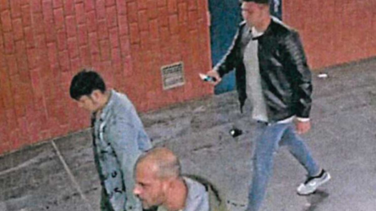 Die Dortmunder Polizei sucht nach diesen drei Männern, die einen Stadtmitarbeiter am 22. September 2020 brutal zusammengeschlagen haben. (Foto)