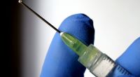 Während der Studie zu einem Corona-Impfstoff des Pharmakonzerns AstraZeneca in Brasilien ist ein Proband gestorben.