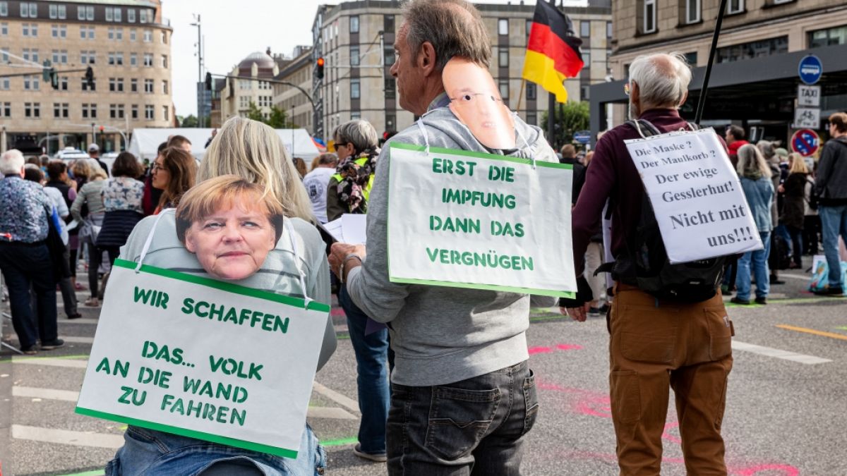 In Berlin demonstrieren "Querdenker" und Corona-Leugner wieder gegen die Eindämmung der Pandemie. Einige Aussagen erschreckten die Twitter-Community. Der Hashtag "#Covidiot" trendete.  (Foto)
