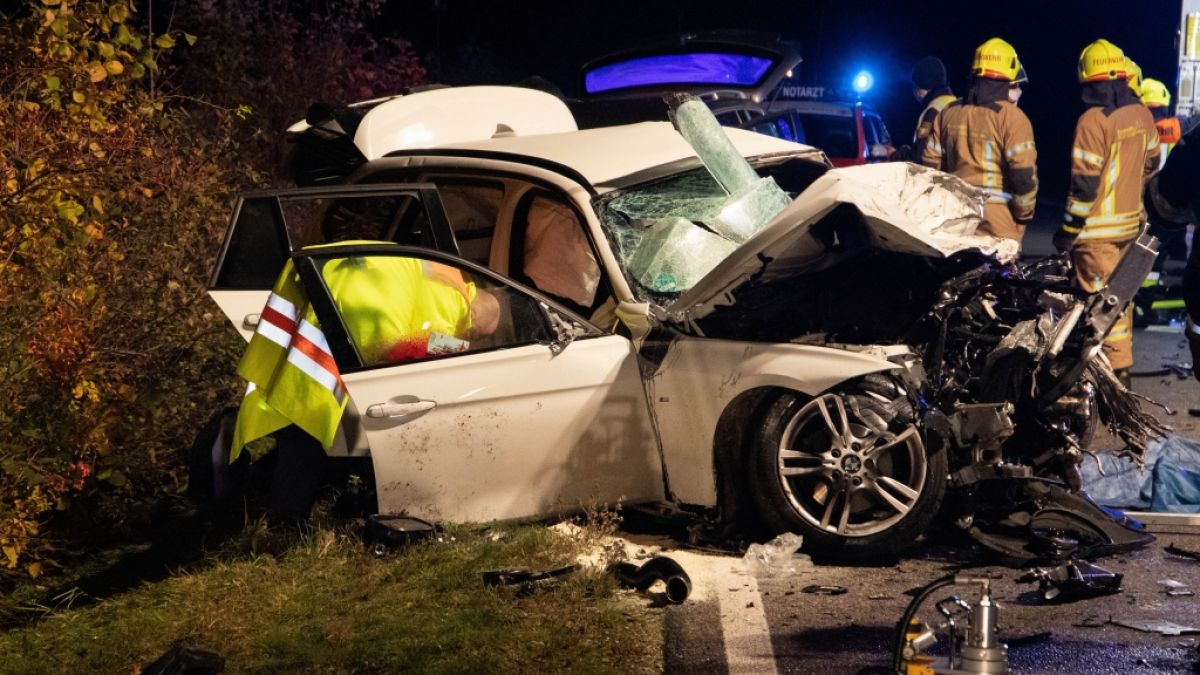 Bei einem Autounfall bei Schrobenhausen in Oberbayern sind zwei Männer getötet und einer schwer verletzt worden. (Foto)
