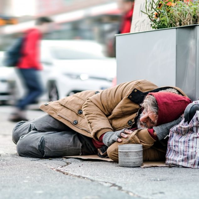 Teufelsanbeter köpfen Obdachlosen und schneiden Herz raus