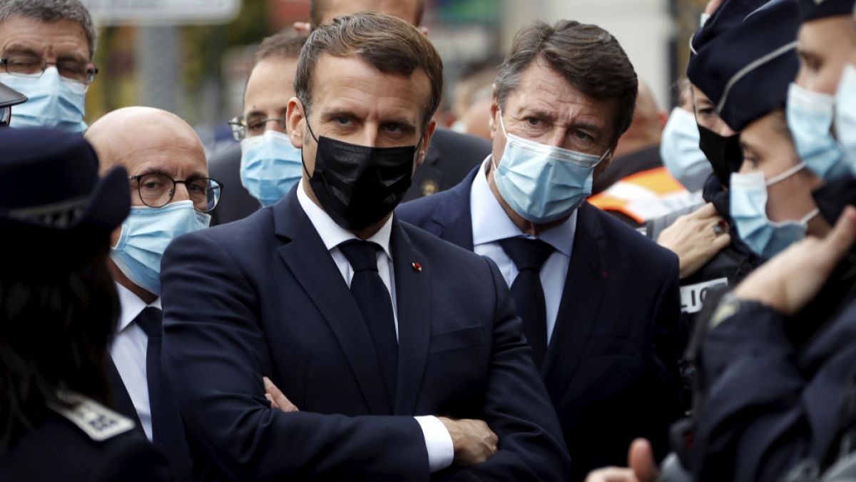 Emmanuel Macron (M, link), Präsident von Frankreich, und Christian Estrosi (M, rechts), Bürgermeister von Nizza, treffen nach einer Messerattacke in der Kirche Notre-Dame in der südfranzösischen Küstenstadt Nizza Polizeibeamte. (Foto)