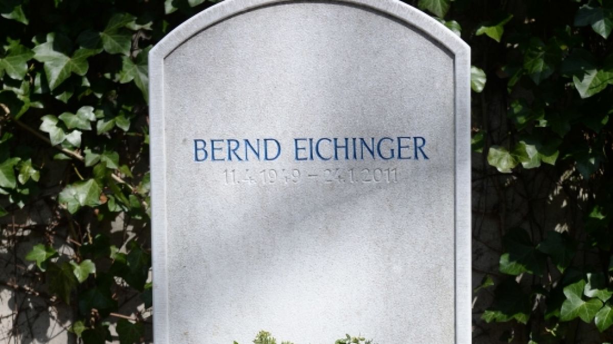 Filmproduzent Bernd Eichinger (1949 - 2011) wurde in München auf dem Friedhof St. Georg im Stadtteil Bogenhausen beigesetzt. (Foto)