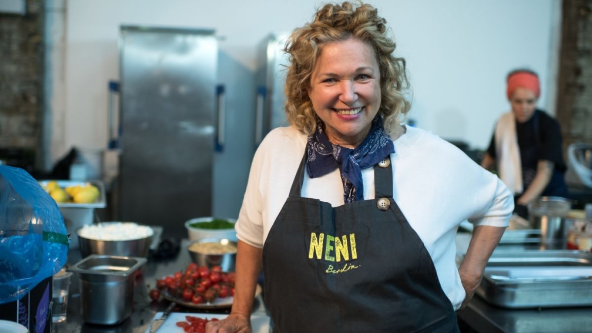 Köchin und Gastronomin Haya Molcho fühlt sich in der Küche ihrer Restaurants "Neni" pudelwohl. (Foto)