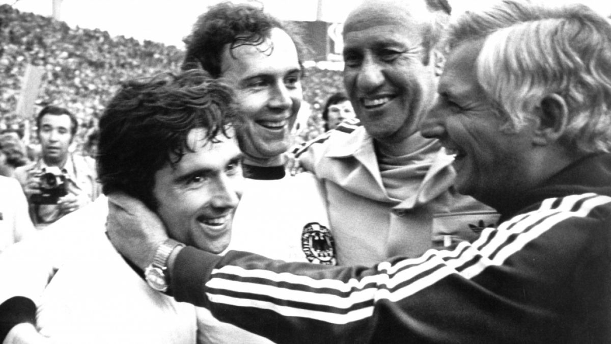 Gerd "Bomber" Müller (l) und Franz Beckenbauer (2.v.l) bejubeln den Triumph im WM-Finale 1974 gegen die Niederlande. (Foto)