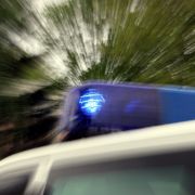 In bayern wurde eine Frau von einem Auto überrollt. (Symbolfoto) In bayern wurde eine Frau von einem Auto überrollt. (Symbolfoto)