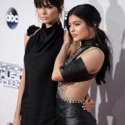 Kylie und Kendall Jenner posierten in Unterwäsche auf Instagram. Doch sie ernteten auch Kritik. Kylie und Kendall Jenner posierten in Unterwäsche auf Instagram. Doch sie ernteten auch Kritik.