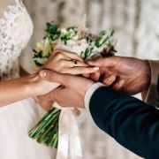 Ein Vater hat seine Tochter geheiratet, um Sex mit ihr zu haben. Ein Vater hat seine Tochter geheiratet, um Sex mit ihr zu haben.