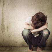 Zwei kleine Kinder aus Victoria (Australien) wurden von ihrer Pflegemutter auf unfassbare Weise gequält und misshandelt (Symbolbild). Zwei kleine Kinder aus Victoria (Australien) wurden von ihrer Pflegemutter auf unfassbare Weise gequält und misshandelt (Symbolbild).