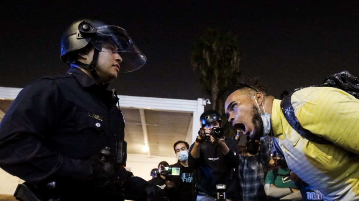 Zahlreiche Proteste in der US-Wahlnacht hielten die Polizisten in Schach. (Foto)