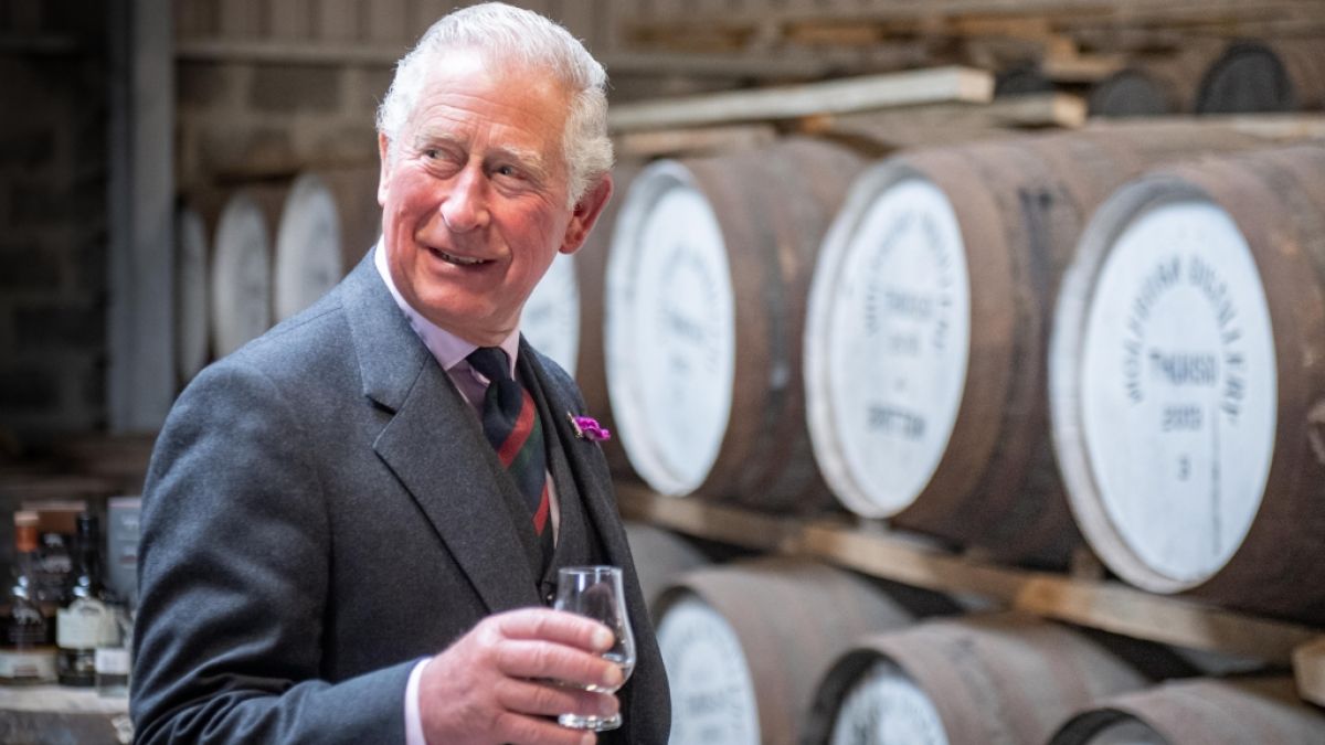Prost! Prinz Charles gönnt sich in der schottischen Whiskybrennerei Wolfburn in Caithness einen edlen Tropfen. (Foto)