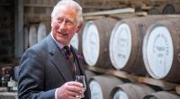 Prost! Prinz Charles gönnt sich in der schottischen Whiskybrennerei Wolfburn in Caithness einen edlen Tropfen.