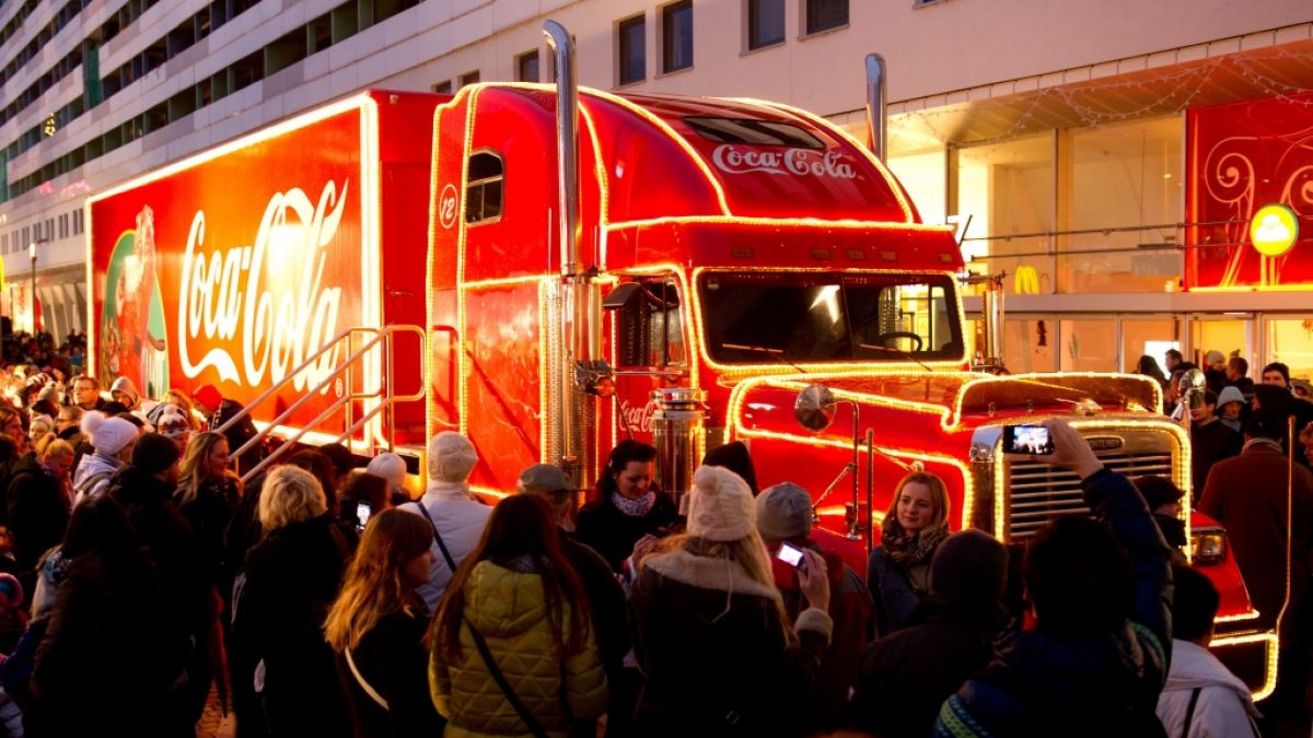 Die Coca-Cola-Weihnachtstrucks ziehen bei ihren Stopps jedes Jahr Tausende Besucher an. (Foto)