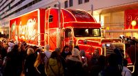 Die Coca-Cola-Weihnachtstrucks ziehen bei ihren Stopps jedes Jahr Tausende Besucher an.