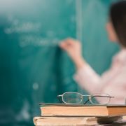 Die Lehrerin setzte den Schüler psychisch unter Druck, als er die Beziehung beenden wollte. Die Lehrerin setzte den Schüler psychisch unter Druck, als er die Beziehung beenden wollte.