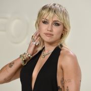 Miley Cyrus nimmt schon einmal im Sarg Maß. Miley Cyrus nimmt schon einmal im Sarg Maß.