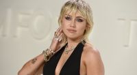 Miley Cyrus nimmt schon einmal im Sarg Maß.