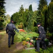 Zuvor hatten die Beamten einen Friedhof nach möglichen Spuren durchsucht. Zuvor hatten die Beamten einen Friedhof nach möglichen Spuren durchsucht.