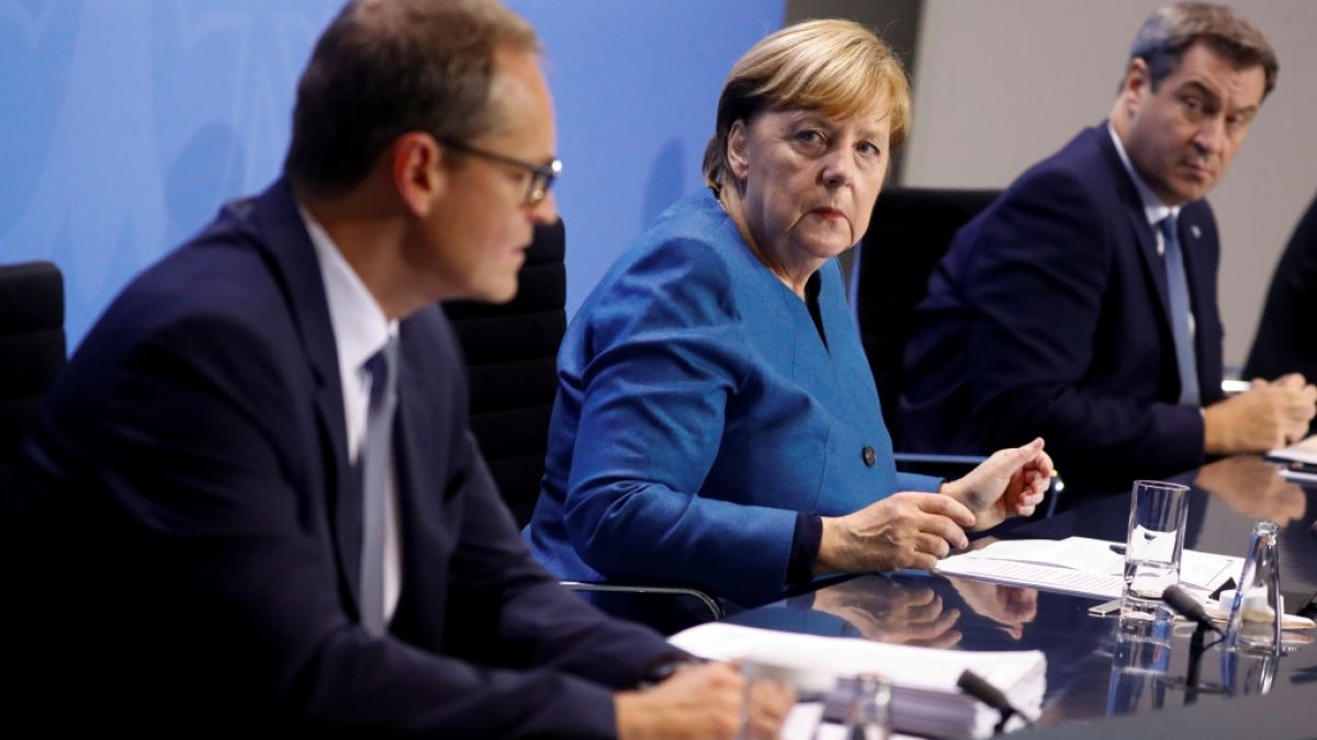 Bundeskanzlerin Angela Merkel, Markus Söder und Michael Müller (l, SPD) bei einer Pressekonferenz im Kanzleramt nach einem Treffen mit den Ministerpräsidenten der Länder (Foto)
