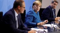 Bundeskanzlerin Angela Merkel, Markus Söder und Michael Müller (l, SPD) bei einer Pressekonferenz im Kanzleramt nach einem Treffen mit den Ministerpräsidenten der Länder