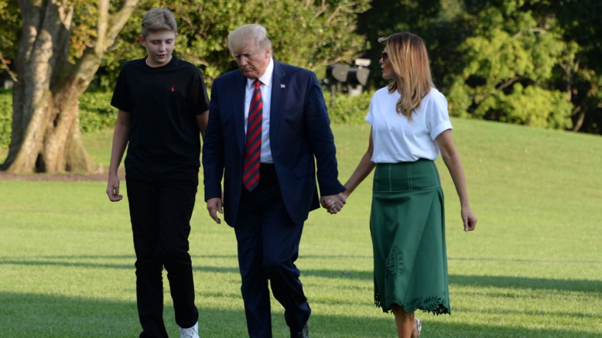 Barron Trump zusammen mit seinen Eltern Donald und Melania. (Foto)