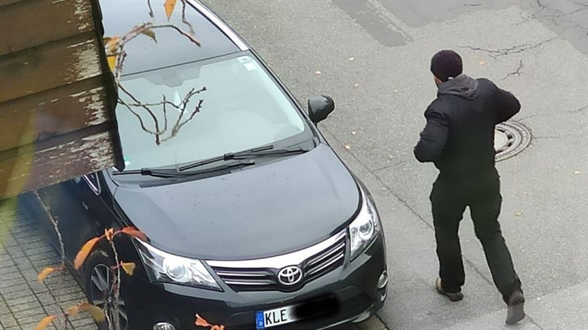 Das Fahndungsbild der Polizei Krefeld zeigt einen Tatverdächtigen, der an einem Einbruch in die Nebenstelle Emmerich des Hauptzollamtes Duisburg beteiligt gewesen sein soll und zu einem Fahrzeug geht, dessen Kennzeichen gefälscht wurden. (Foto)