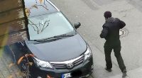 Das Fahndungsbild der Polizei Krefeld zeigt einen Tatverdächtigen, der an einem Einbruch in die Nebenstelle Emmerich des Hauptzollamtes Duisburg beteiligt gewesen sein soll und zu einem Fahrzeug geht, dessen Kennzeichen gefälscht wurden.
