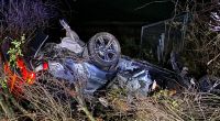 Bei einem Autounfall unweit von Eching in Bayern sind drei Personen verletzt worden, ein 20-jähriger Mann starb noch an der Unfallstelle.