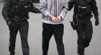 Ein verdächtiger Mann (M) im Fall um den Kunstdiebstahl im Grünen Gewölbe wird von Polizisten in das Gebäude des Oberlandesgerichts Dresden geführt.