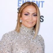 Jennifer Lopez sieht auch mit 51 noch verdammt heißt aus. Jennifer Lopez sieht auch mit 51 noch verdammt heißt aus.