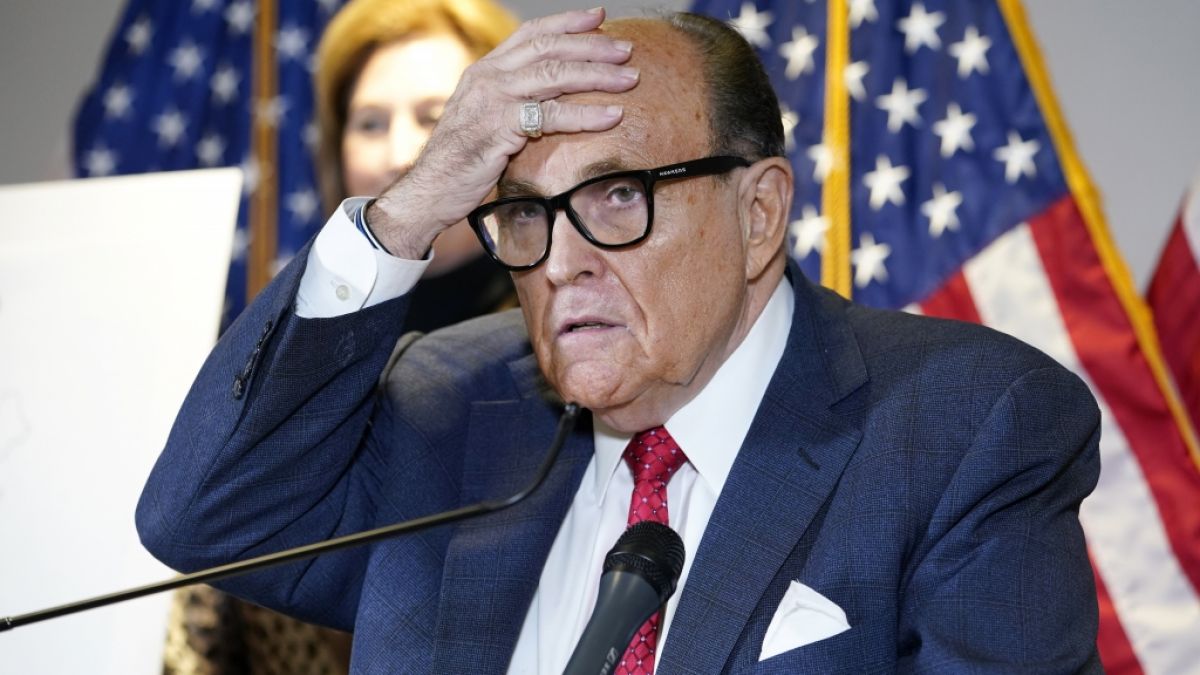 Rudy Giuliani, der ehemalige Bürgermeister von New York und ein Anwalt von US-Präsident Trump, sprach sich während einer Pressekonferenz in Washington in Rage. (Foto)