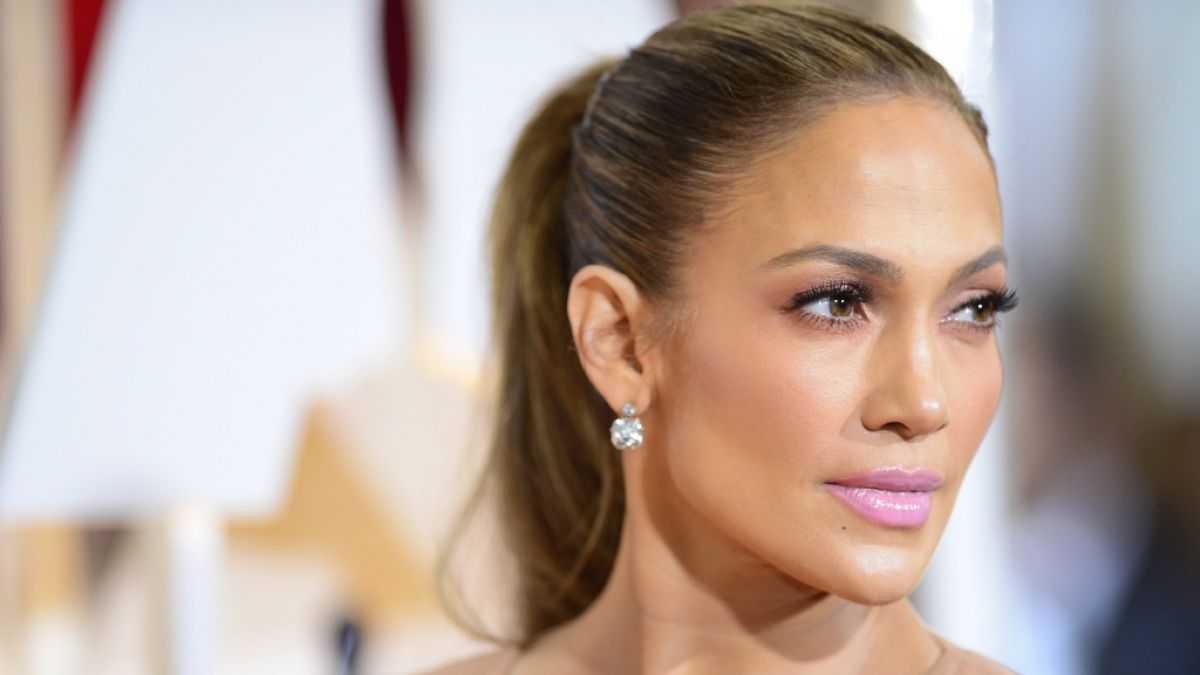 Sängerin und Schauspielerin Jennifer Lopez ließ in dieser Woche ganz schön tief blicken. (Foto)