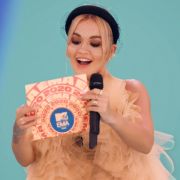 Rita Ora lässt wieder einmal tief blicken. Rita Ora lässt wieder einmal tief blicken.