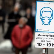 Nordrhein-Westfalen, Düsseldorf: Ein Schild weist auf die Pflicht zum Tragen von Schutzmasken hin. Nordrhein-Westfalen, Düsseldorf: Ein Schild weist auf die Pflicht zum Tragen von Schutzmasken hin.