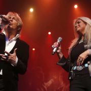 Dominic Grant und Frau Julie Forsyth im Jahr 2013 bei einem Konzert in den Niederlanden. Dominic Grant und Frau Julie Forsyth im Jahr 2013 bei einem Konzert in den Niederlanden.