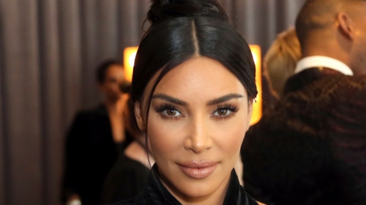 Auf Instagram riskierte Kim Kardashian einen goldenen Höschen-Blitzer. (Foto)