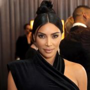 Auf Instagram riskierte Kim Kardashian einen goldenen Höschen-Blitzer. Auf Instagram riskierte Kim Kardashian einen goldenen Höschen-Blitzer.