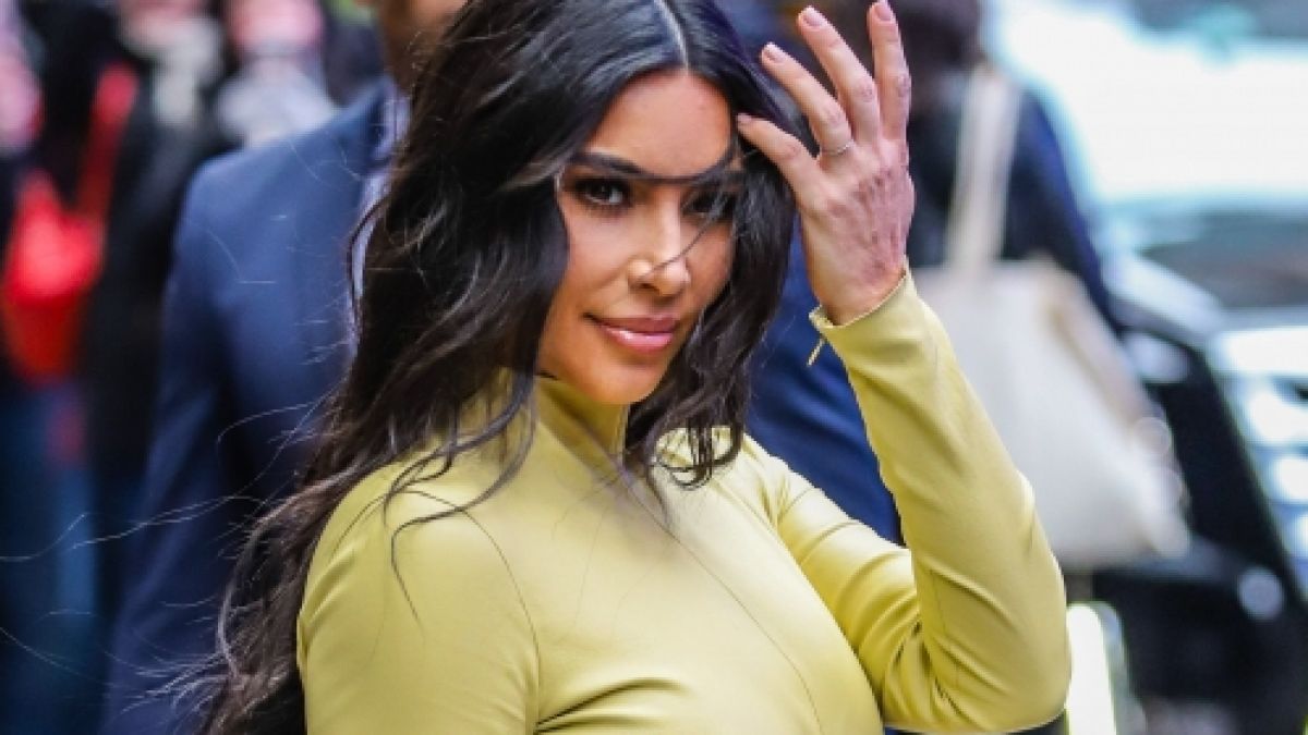 Kim Kardashian macht im Flash-Look die Fans verrückt. (Foto)