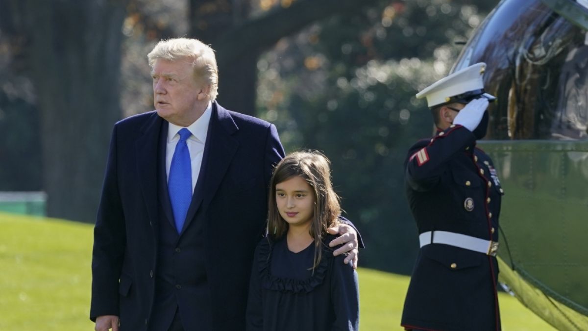 Donald Trump, Präsident der USA, spaziert mit seiner Enkelin Arabella Kushner über den Rasen des Weißen Hauses. (Foto)